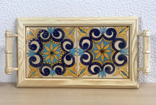 Carregar imagem no visualizador da galeria, Tabuleiro de madeira com tampo de azulejos pintados à mão
