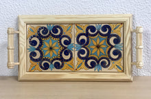 Carregar imagem no visualizador da galeria, Tabuleiro de madeira com tampo de azulejos pintados à mão