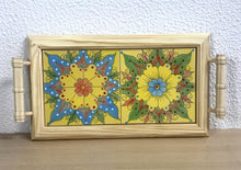 Carregar imagem no visualizador da galeria, Tabuleiro de madeira com tampo de azulejos pintados à mão