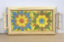 Carregar imagem no visualizador da galeria, Tabuleiro de madeira com tampo de azulejos pintados à mão