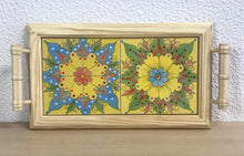 Carregar imagem no visualizador da galeria, Tabuleiro de madeira com tampo de azulejos pintados à mão