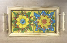 Carregar imagem no visualizador da galeria, Tabuleiro de madeira com tampo de azulejos pintados à mão