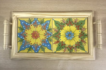 Carregar imagem no visualizador da galeria, Tabuleiro de madeira com tampo de azulejos pintados à mão