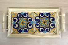 Carregar imagem no visualizador da galeria, Tabuleiro de madeira com tampo de azulejos pintados à mão