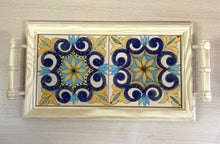 Carregar imagem no visualizador da galeria, Tabuleiro de madeira com tampo de azulejos pintados à mão