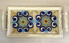 Carregar imagem no visualizador da galeria, Tabuleiro de madeira com tampo de azulejos pintados à mão