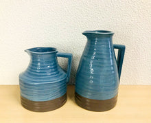 Carregar imagem no visualizador da galeria, kit de jarros (19x17cm e 20x14cm) (Castanho e Azul Acinzentado)