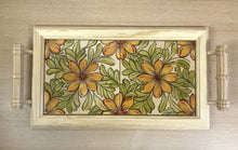 Carregar imagem no visualizador da galeria, Tabuleiro de madeira com tampo de azulejos pintados à mão