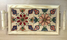 Carregar imagem no visualizador da galeria, Tabuleiro de madeira com tampo de azulejos pintados à mão
