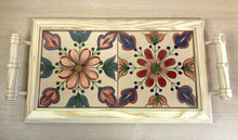 Carregar imagem no visualizador da galeria, Tabuleiro de madeira com tampo de azulejos pintados à mão