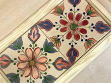 Carregar imagem no visualizador da galeria, Tabuleiro de madeira com tampo de azulejos pintados à mão