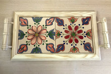Carregar imagem no visualizador da galeria, Tabuleiro de madeira com tampo de azulejos pintados à mão