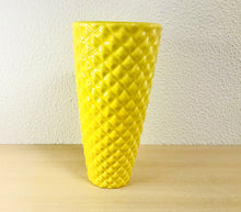 Carregar imagem no visualizador da galeria, Jarra de cerâmica Amarela 29x15cm