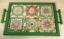 Carregar imagem no visualizador da galeria, Bandeja de Madeira com Azulejos, Tabuleiro com tampo com azulejos pintados à Mão, Colorido, Verde, Tamanho Grande