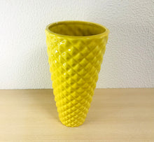 Carregar imagem no visualizador da galeria, Jarra de cerâmica Amarela 29x15cm