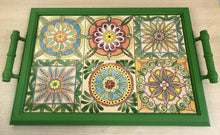 Carregar imagem no visualizador da galeria, Bandeja de Madeira com Azulejos, Tabuleiro com tampo com azulejos pintados à Mão, Colorido, Verde, Tamanho Grande