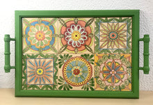 Carregar imagem no visualizador da galeria, Bandeja de Madeira com Azulejos, Tabuleiro com tampo com azulejos pintados à Mão, Colorido, Verde, Tamanho Grande