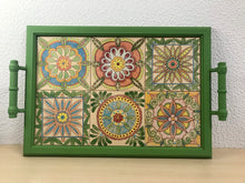 Carregar imagem no visualizador da galeria, Bandeja de Madeira com Azulejos, Tabuleiro com tampo com azulejos pintados à Mão, Colorido, Verde, Tamanho Grande
