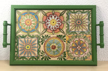 Carregar imagem no visualizador da galeria, Bandeja de Madeira com Azulejos, Tabuleiro com tampo com azulejos pintados à Mão, Colorido, Verde, Tamanho Grande