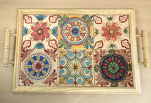 Carregar imagem no visualizador da galeria, Tabuleiro com tampo de azulejos pintados à Mão, Bandeja de Madeira com Azulejos, Tamanho Grande