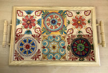 Carregar imagem no visualizador da galeria, Tabuleiro com tampo de azulejos pintados à Mão, Bandeja de Madeira com Azulejos, Tamanho Grande