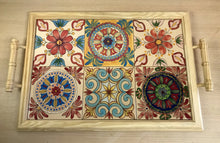 Carregar imagem no visualizador da galeria, Tabuleiro com tampo de azulejos pintados à Mão, Bandeja de Madeira com Azulejos, Tamanho Grande