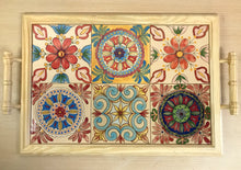 Carregar imagem no visualizador da galeria, Tabuleiro com tampo de azulejos pintados à Mão, Bandeja de Madeira com Azulejos, Tamanho Grande