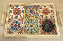 Carregar imagem no visualizador da galeria, Tabuleiro com tampo de azulejos pintados à Mão, Bandeja de Madeira com Azulejos, Tamanho Grande