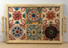 Carregar imagem no visualizador da galeria, Tabuleiro com tampo de azulejos pintados à Mão, Bandeja de Madeira com Azulejos, Tamanho Grande
