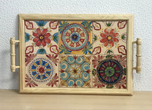 Carregar imagem no visualizador da galeria, Tabuleiro com tampo de azulejos pintados à Mão, Bandeja de Madeira com Azulejos, Tamanho Grande