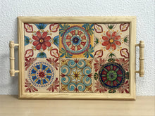 Carregar imagem no visualizador da galeria, Tabuleiro com tampo de azulejos pintados à Mão, Bandeja de Madeira com Azulejos, Tamanho Grande
