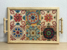 Carregar imagem no visualizador da galeria, Tabuleiro com tampo de azulejos pintados à Mão, Bandeja de Madeira com Azulejos, Tamanho Grande