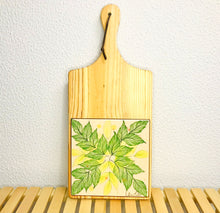 Carregar imagem no visualizador da galeria, Tábua de Madeira com Azulejo 50x22cm