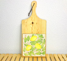 Carregar imagem no visualizador da galeria, Tábua de Madeira com Azulejo 50x22cm