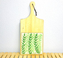 Carregar imagem no visualizador da galeria, Tábua de Madeira com Azulejo 50x22cm