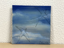 Carregar imagem no visualizador da galeria, Azulejo com pintura de andorinhas, pintado á mão, 20x20cm, para pendurar