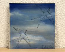 Carregar imagem no visualizador da galeria, Azulejo com pintura de andorinhas, pintado á mão, 20x20cm, para pendurar