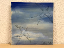 Carregar imagem no visualizador da galeria, Azulejo com pintura de andorinhas, pintado á mão, 20x20cm, para pendurar