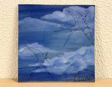 Carregar imagem no visualizador da galeria, Azulejo com pintura de andorinhas, pintado á mão, 20x20cm, para pendurar