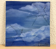 Carregar imagem no visualizador da galeria, Azulejo com pintura de andorinhas, pintado á mão, 20x20cm, para pendurar