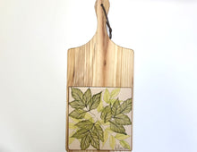 Carregar imagem no visualizador da galeria, Tábua de Madeira com Azulejo 50x22cm