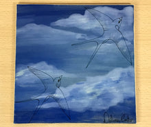 Carregar imagem no visualizador da galeria, Azulejo com pintura de andorinhas, pintado á mão, 20x20cm, para pendurar