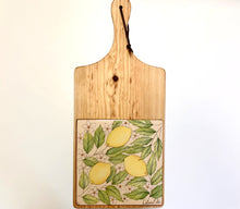 Carregar imagem no visualizador da galeria, Tábua de Madeira com Azulejo 50x22cm