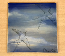 Carregar imagem no visualizador da galeria, Azulejo com pintura de andorinhas, pintado á mão, 20x20cm, para pendurar