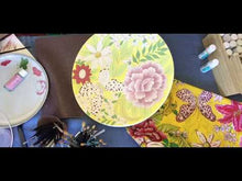 Carregar e reproduzir vídeo no visualizador da galeria, Prato de Cerâmica, Tema Chita, Tamanhos 27cm e 34,5cm