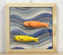 Carregar imagem no visualizador da galeria, Quadrinho de azulejo com mini sardinhas de cerâmica
