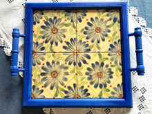 Carregar imagem no visualizador da galeria, Bandeja de Madeira com azulejos pintados à mão - Floral 42 x 37cm
