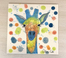 Carregar imagem no visualizador da galeria, Azulejo 20cm, pintado à mão, Girafa Pop, colorido, quadro decorativo, para penduarar, art, cerâmica, art decorativa
