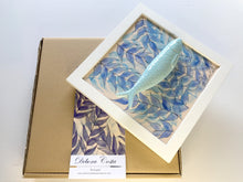 Carregar imagem no visualizador da galeria, Quadro Azulejo Sardinha, Folhagem/Azul Claro 24x24cm
