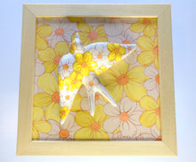 Carregar imagem no visualizador da galeria, Quadro Azulejo Andorinha, Margaridas/Amarelas - 24x24cm
